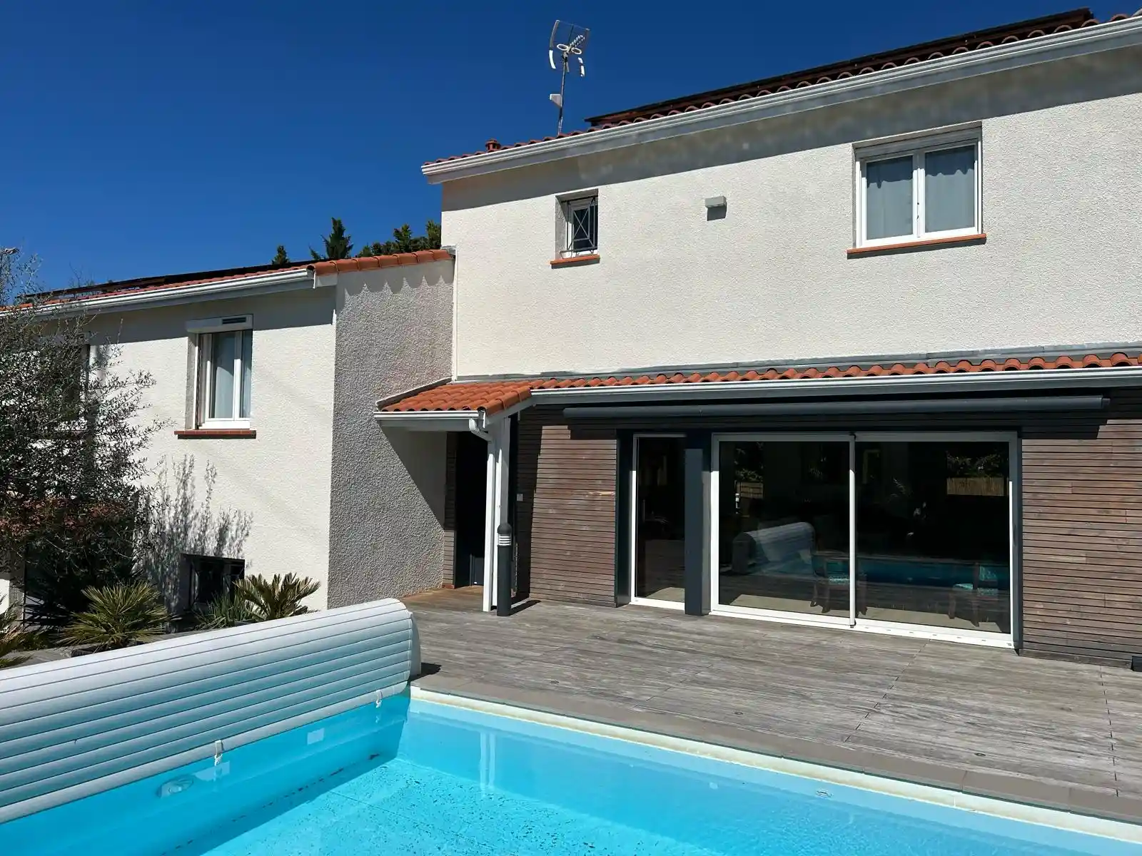 Façade d'une maison avec enduit et piscine