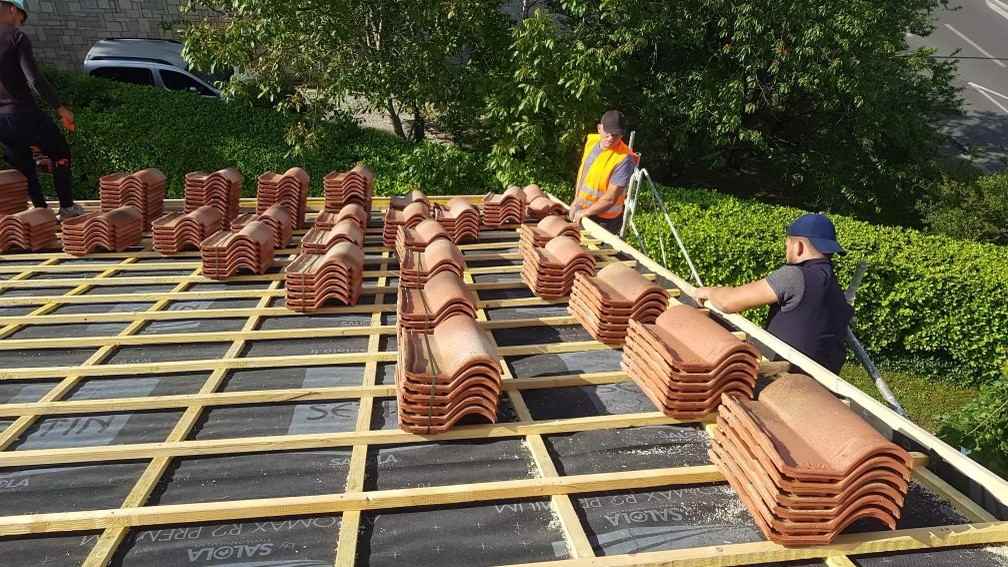 equipe de couvreur travaillant sur couverture