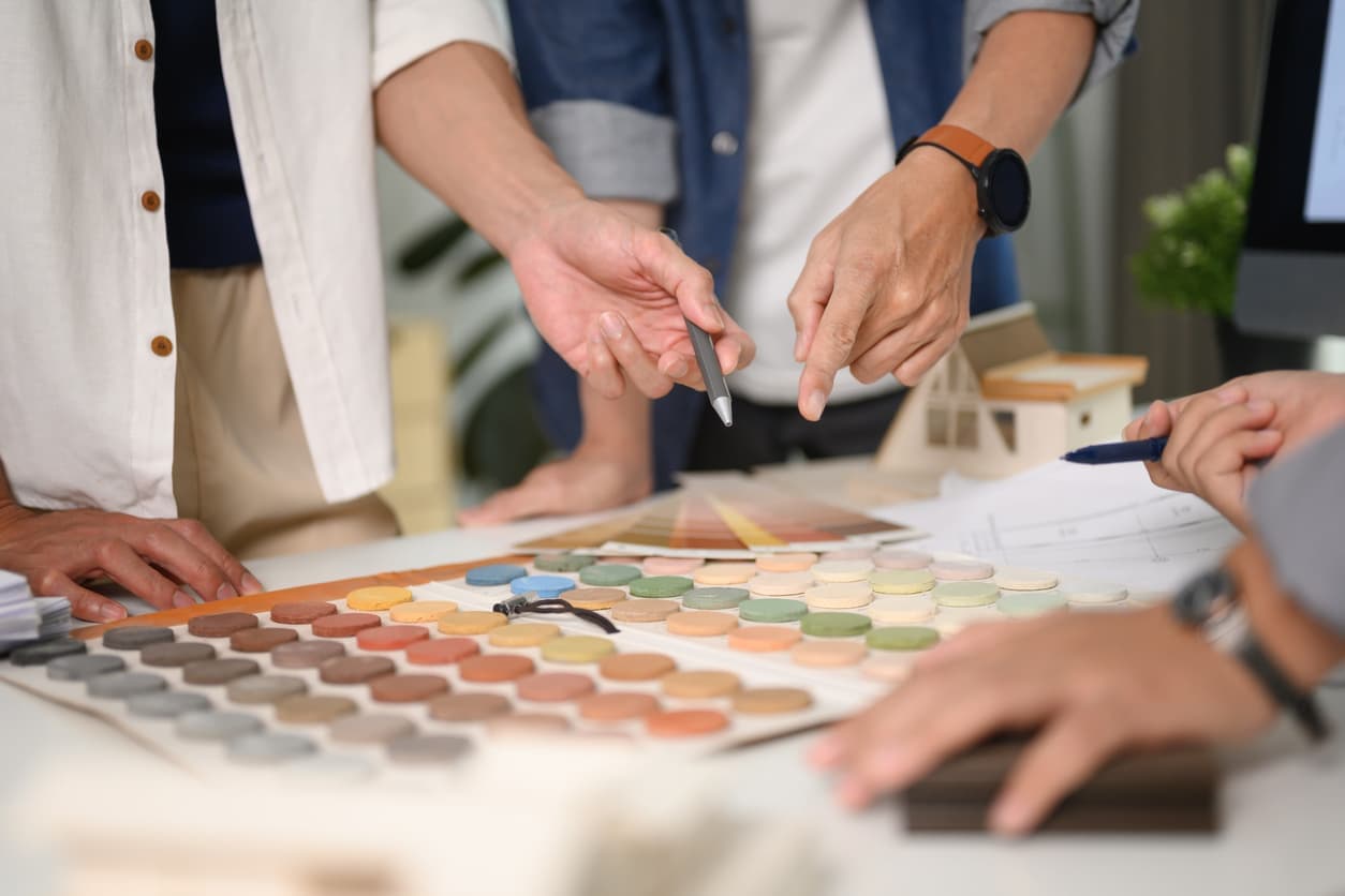 Main au dessus d'une table choisissant couleur