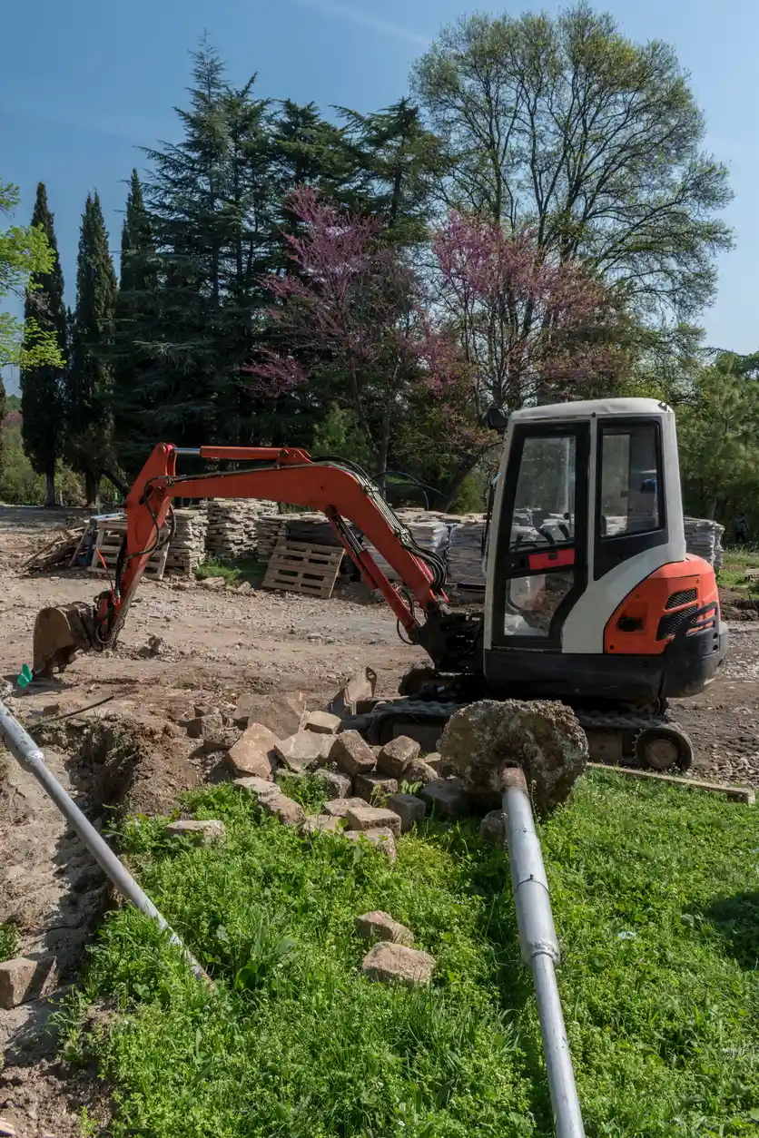 mini-pelle rouge sur chantier