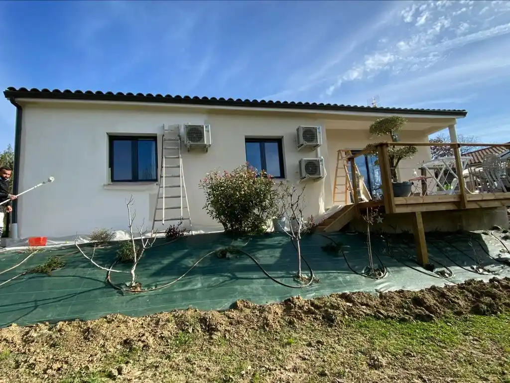 Façade maison en train d'être peinte par la société CTF Bâtiment à Albi