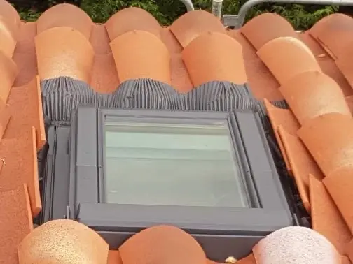 Toiture avec tuiles et une fenêtre