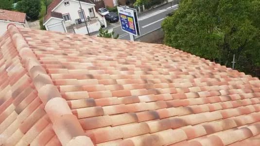 Toit avec couverture en tuiles