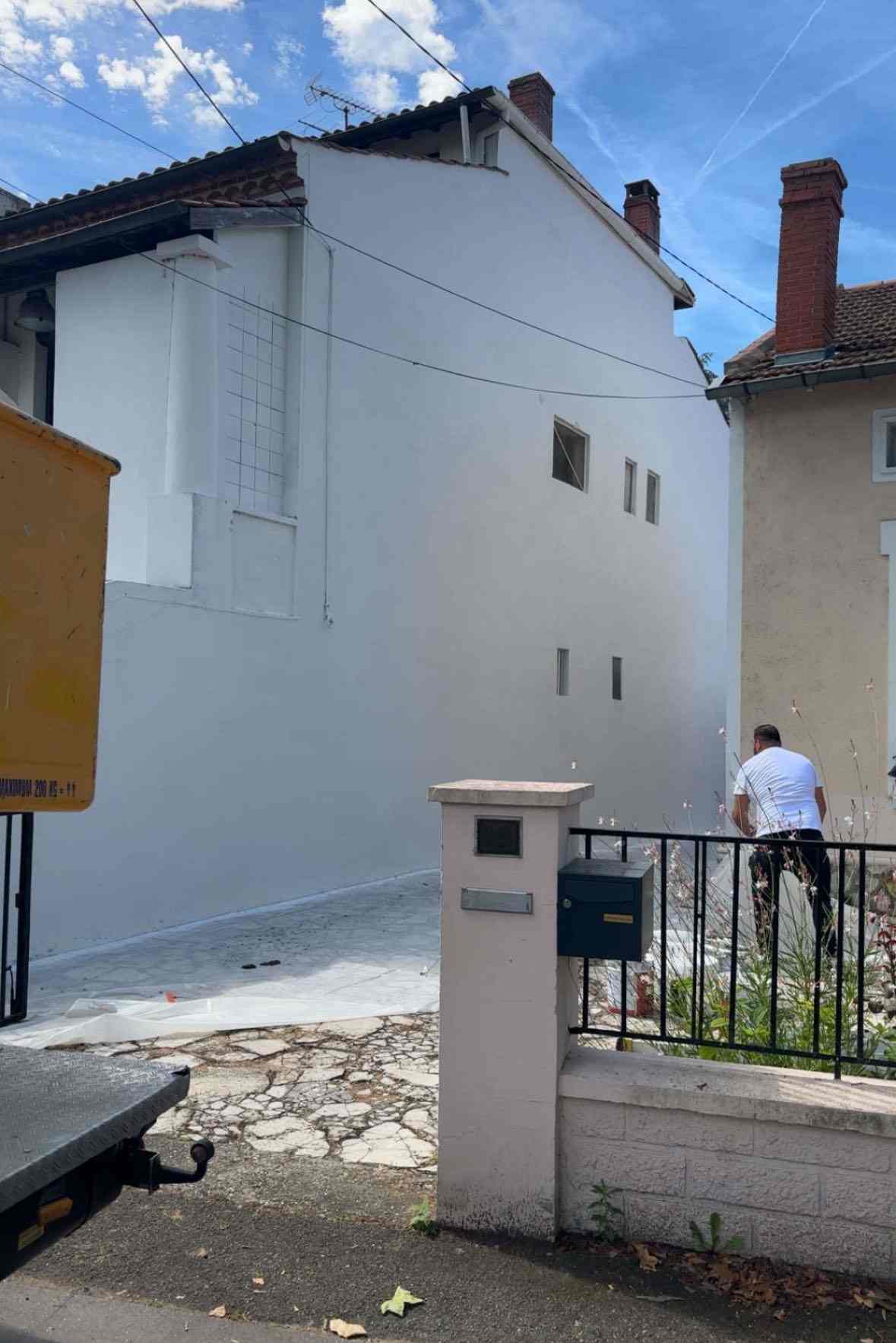 Côté d'une maison après les travaux de peinture