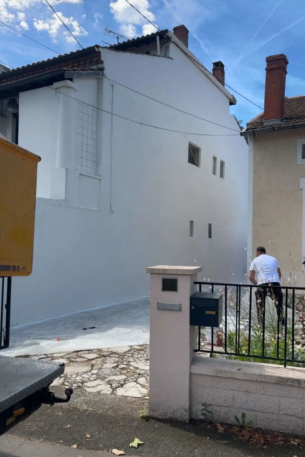 Côté d'une maison après les travaux de peinture